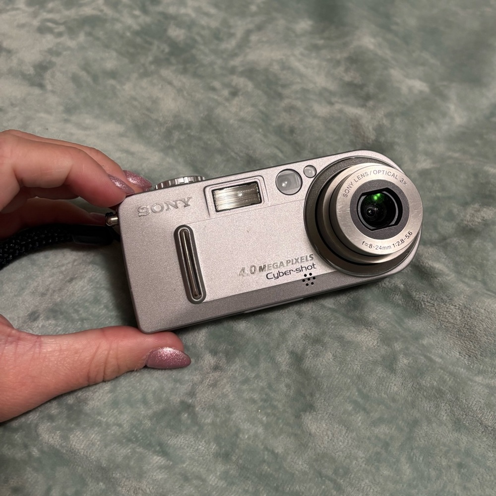Vintage Sony Cyber-shot DSC-P9 Digital Camera
